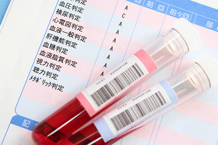 採取した血液と健康診断表